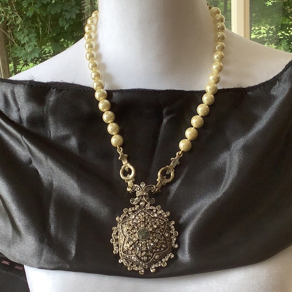 Heidi Daus Cream pearls and Swarovski crystals. gold hardware.Adjustable length